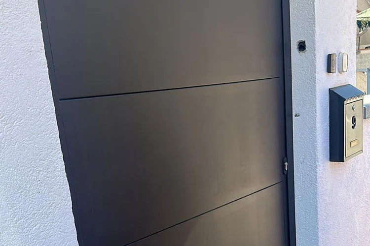 Puerta exterior pintada acero